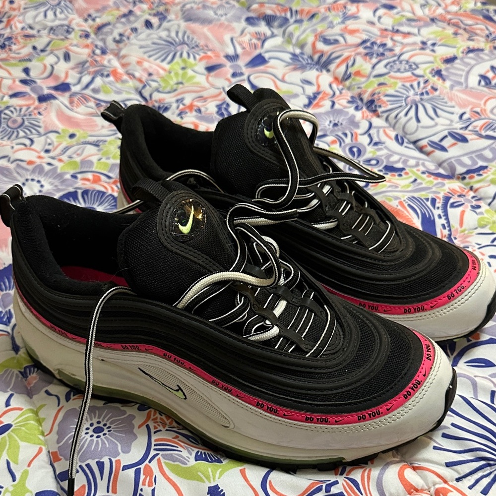 Black and White Nike Mens size 9.5 Sneakers with Pink Accents  good condition